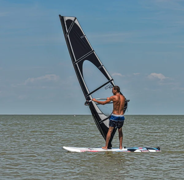 Planche à voile et kitesurf sur la Dolzhanka, région de Krasnodar , — Photo