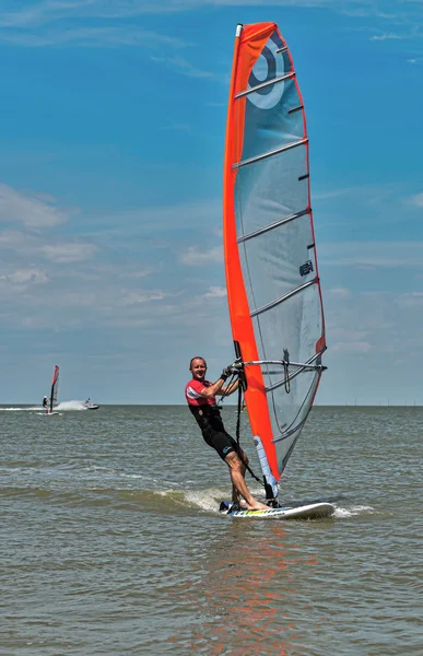 Windsurf e kitesurf sulla Dolzhanka, regione di Krasnodar , — Foto Stock