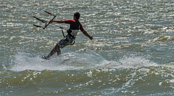 Windsurfing and kitesurfing on the Dolzhanka, Krasnodar region, — Stock Photo, Image