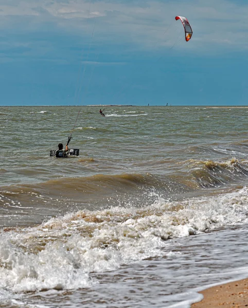 Windsurfen en kitesurfen op de dolzhanka, krasnodar regio, — Stockfoto