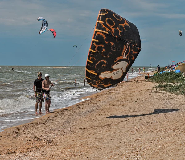 Windsurf e kitesurf na região de Dolzhanka, Krasnodar , — Fotografia de Stock