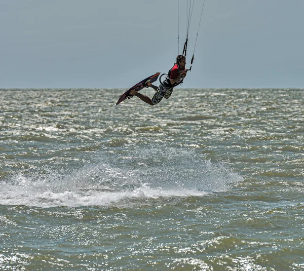 Windsurfing and kitesurfing on the Dolzhanka, Krasnodar region, — Stock Photo, Image