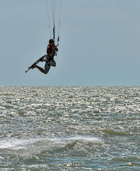 Windsurf e kitesurf sulla Dolzhanka, regione di Krasnodar , — Foto Stock