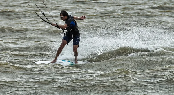 Windsurf e kitesurf sulla Dolzhanka, regione di Krasnodar , — Foto Stock