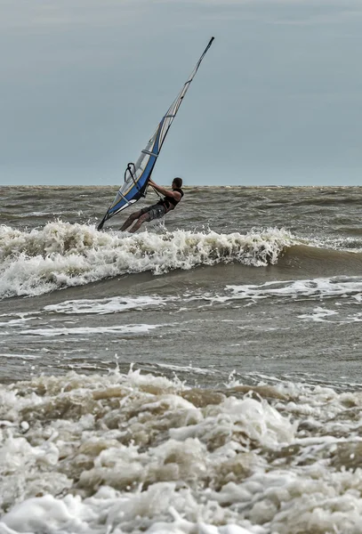 Windsurf e kitesurf sulla Dolzhanka, regione di Krasnodar , — Foto Stock