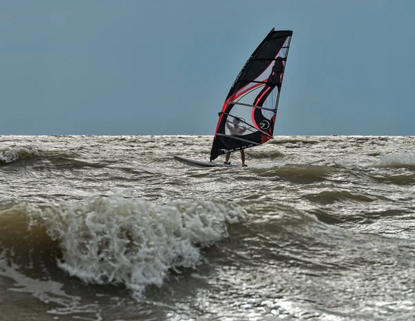 Windsurfing and kitesurfing on the Dolzhanka, Krasnodar region, — Stock Photo, Image