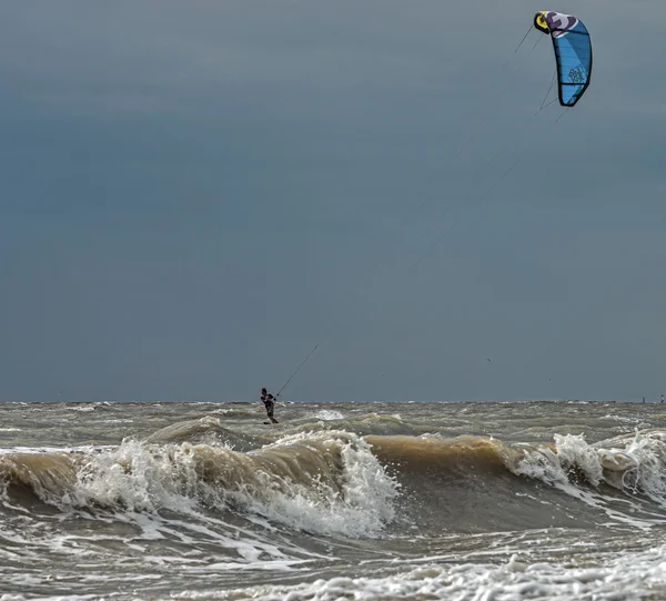 Windsurf e kitesurf sulla Dolzhanka, regione di Krasnodar , — Foto Stock