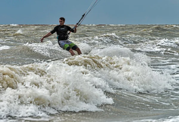 Windsurfen und Kitesurfen auf der Dolzhanka, Region Krasnodar, — Stockfoto