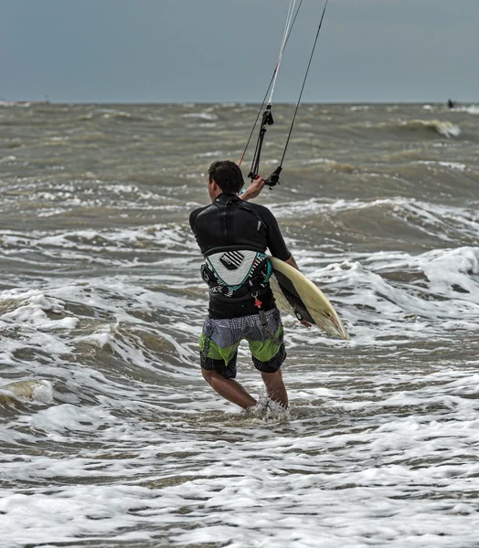 Windsurf e kitesurf sulla Dolzhanka, regione di Krasnodar , — Foto Stock