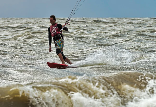 Vindsurfing och kitesurfing på dolzhanka, krasnodar region, — Stockfoto