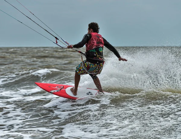 Vindsurfing och kitesurfing på dolzhanka, krasnodar region, — Stockfoto