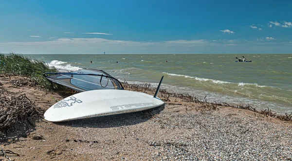 Windsurfing and kitesurfing on the Dolzhanka, Krasnodar region, — Stock Photo, Image