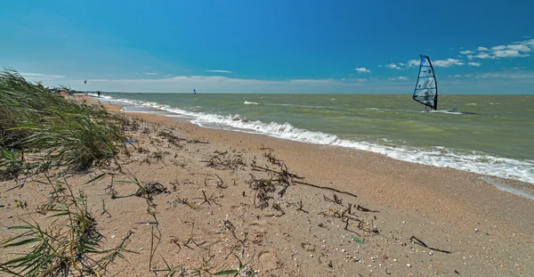 Windsurf e kitesurf sulla Dolzhanka, regione di Krasnodar , — Foto Stock