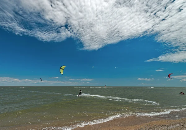 Windsurfen en kitesurfen op de dolzhanka, krasnodar regio, — Stockfoto