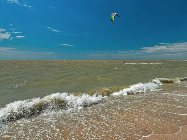 Windsurf e kitesurf na região de Dolzhanka, Krasnodar , — Fotografia de Stock