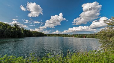 gölün ortasında güzel bulutlar.