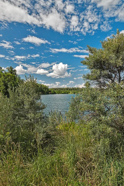 Sjön mitt i vackra moln. — Stockfoto