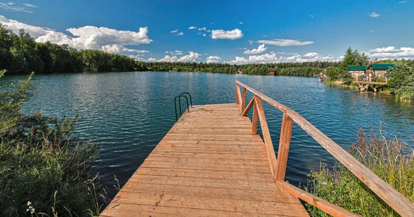 Sjön mitt i vackra moln. — Stockfoto