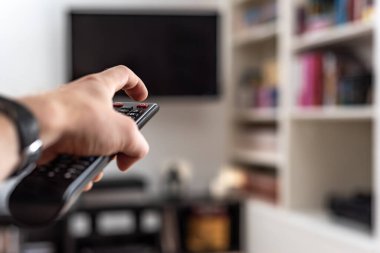Adam Plazma Tv Uzaktan kumanda evde ile üzerinde kanallar arasında geçiş yapma