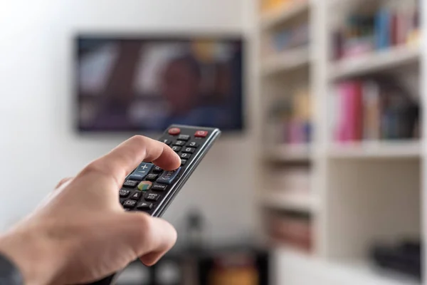 Adam Plazma Tv Uzaktan kumanda evde ile üzerinde kanallar arasında geçiş yapma