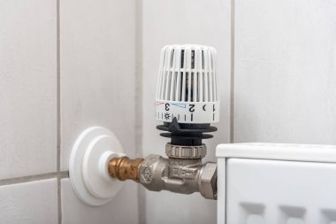 İç radyatör, orta konumda sıcaklık kontrol vanası gösteriliyor