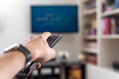 Adam Plazma Tv Uzaktan kumanda evde ile üzerinde kanallar arasında geçiş yapma