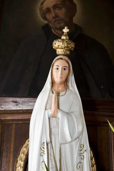 Estatuilla de una mujer rezando . Fotos de stock