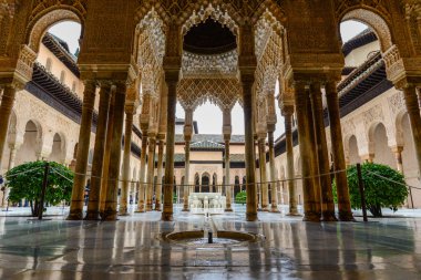 El Patio de los Leones en La Alhambra clipart