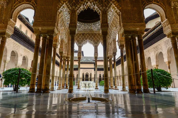 El Patio de los Leones en La Alhambra — Stock Photo, Image