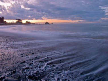 Sahilde dalgaların soluk