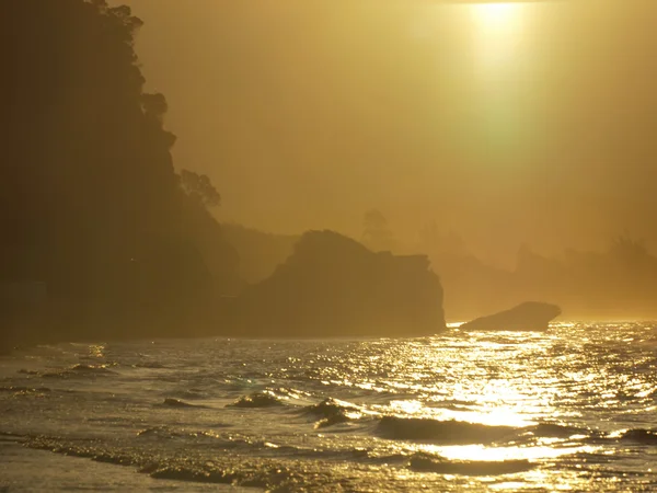 Laranja por do sol costa rochosa — Fotografia de Stock