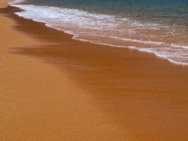 Inbjudande gyllene sandstrand — Stockfoto