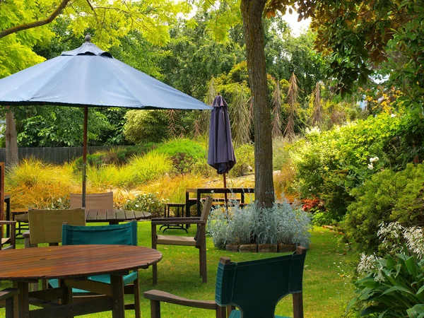 日当たりの良い庭園でダイニング テーブル — ストック写真