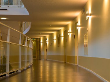 modern ve kentsel bir binadaki kemer