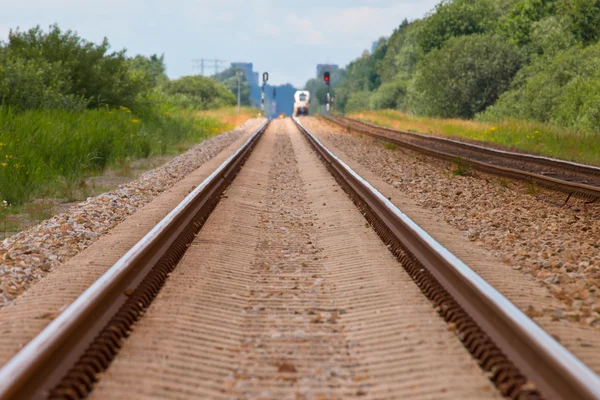 Estrada de ferro com comboio à distância — Fotografia de Stock