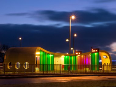 busstation gün batımı sırasında