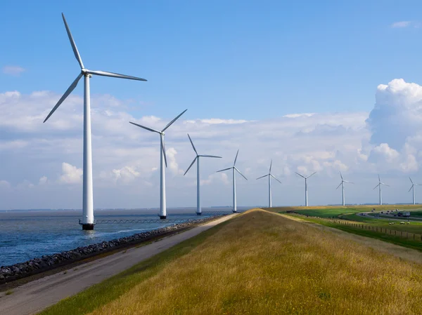 Fila di turbine eoliche lungo l'autostrada — Foto Stock