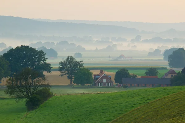 Tierras de cultivo al amanecer — Foto de Stock