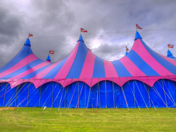 Grande tenda de circo superior em um campo — Fotografia de Stock