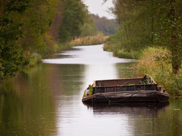 Vieille péniche vintage dans un canal naturel hollandais — Photo