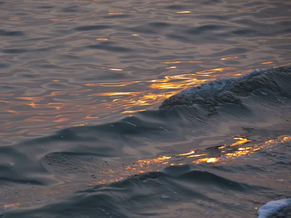 Reflexões do pôr do sol na onda — Fotografia de Stock