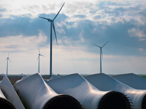 Wind turbine blades awaiting assembly at wind farm — Stock Photo, Image