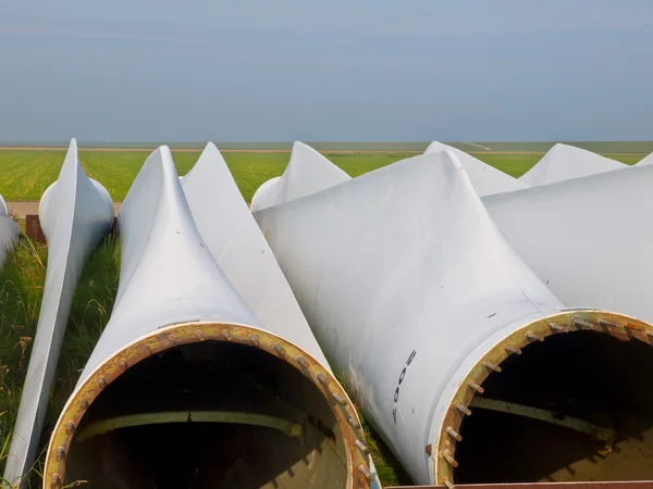 Лопасти ветряных турбин в ожидании сборки — стоковое фото