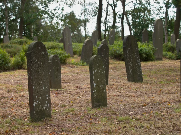 Vecchie tombe su un cimitero ebreo — Foto Stock