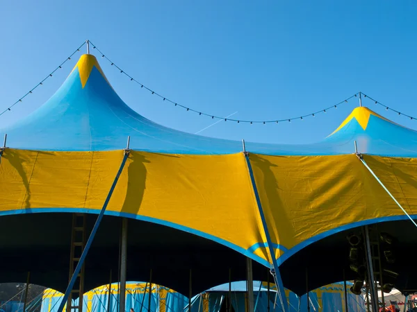 Techo de una carpa de circo azul y amarillo —  Fotos de Stock