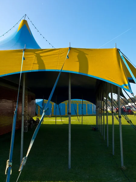 Střecha strana modrý a žlutý cirkusový stan — Stock fotografie