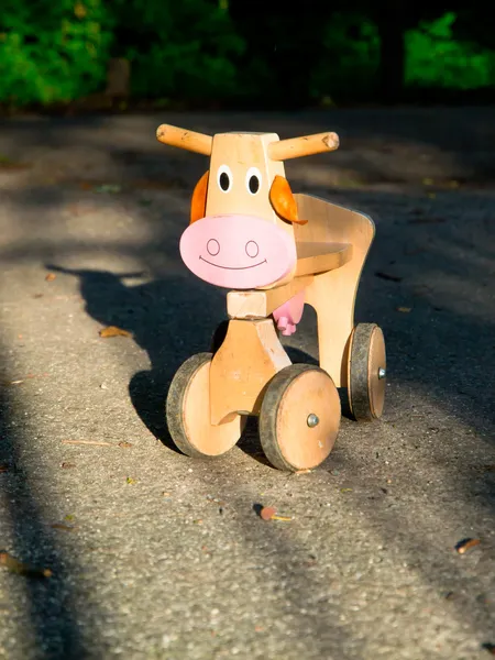 Dřevěná hračka kolo představující kráva — Stock fotografie
