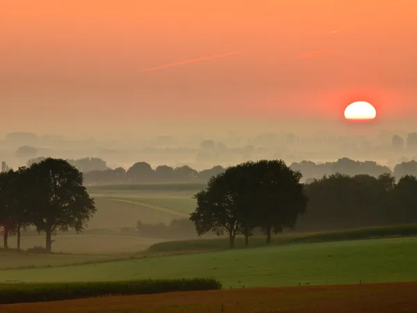 Rode zonsopgang boven platteland — Stockfoto