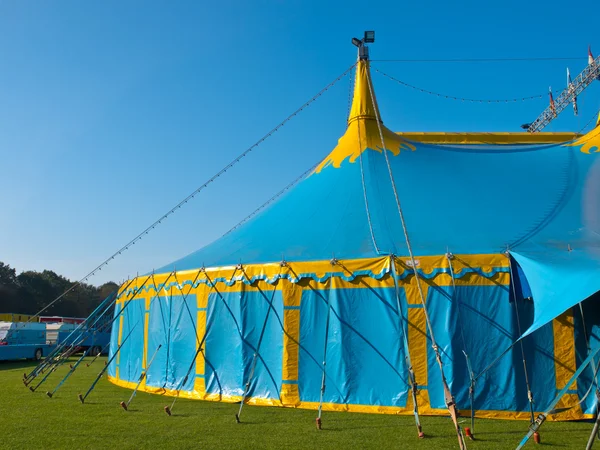 Veduta laterale di una grande tenda da circo blu e gialla — Foto Stock
