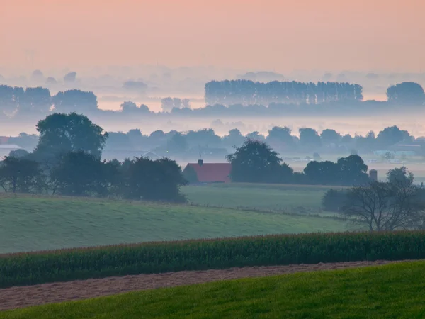 Zonsopgang boven Nederlandse platteland heuvels — Stockfoto